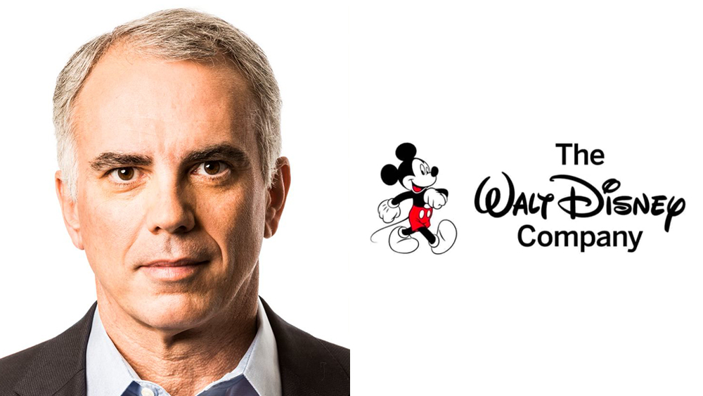 Horacio Gutierrez, director legal de Disney, junto al logo de la compañía