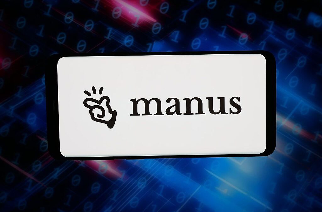 Logo de Manus AI mostrado en la pantalla de un smartphone